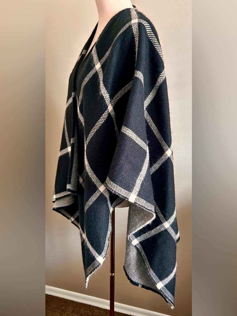 NWT Lauren Ralph Lauren Reversible Herringbone/Check Ruana/Wrap - Picture 5 of 10